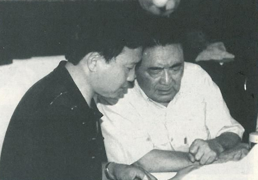 有德与大庆仔细校对世系表